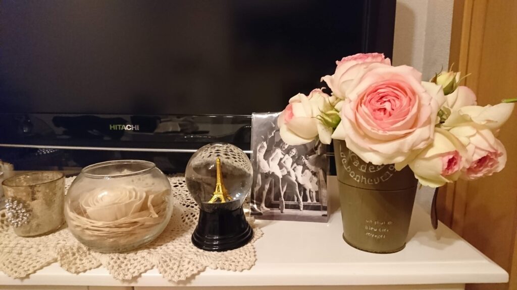 飾り物がいっぱいの一人暮らしの時のテレビ台