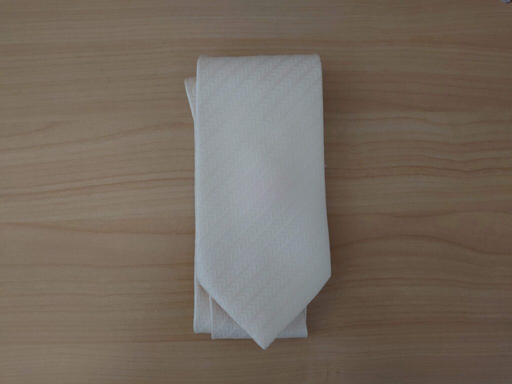 手放した婚礼用の白ネクタイ