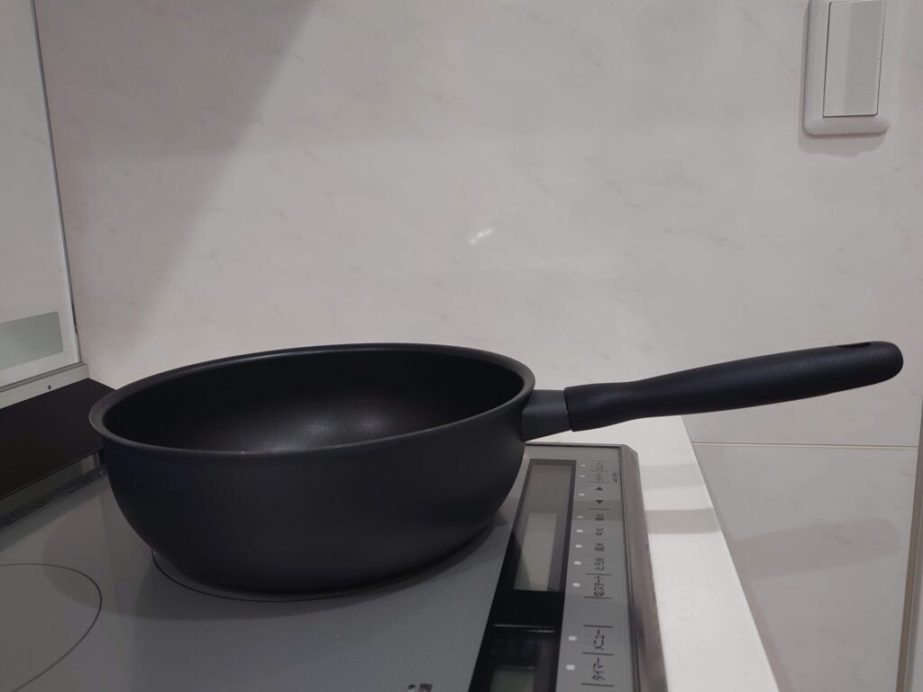軽くてオールブラックでスタイリッシュなマイヤーのフライパン