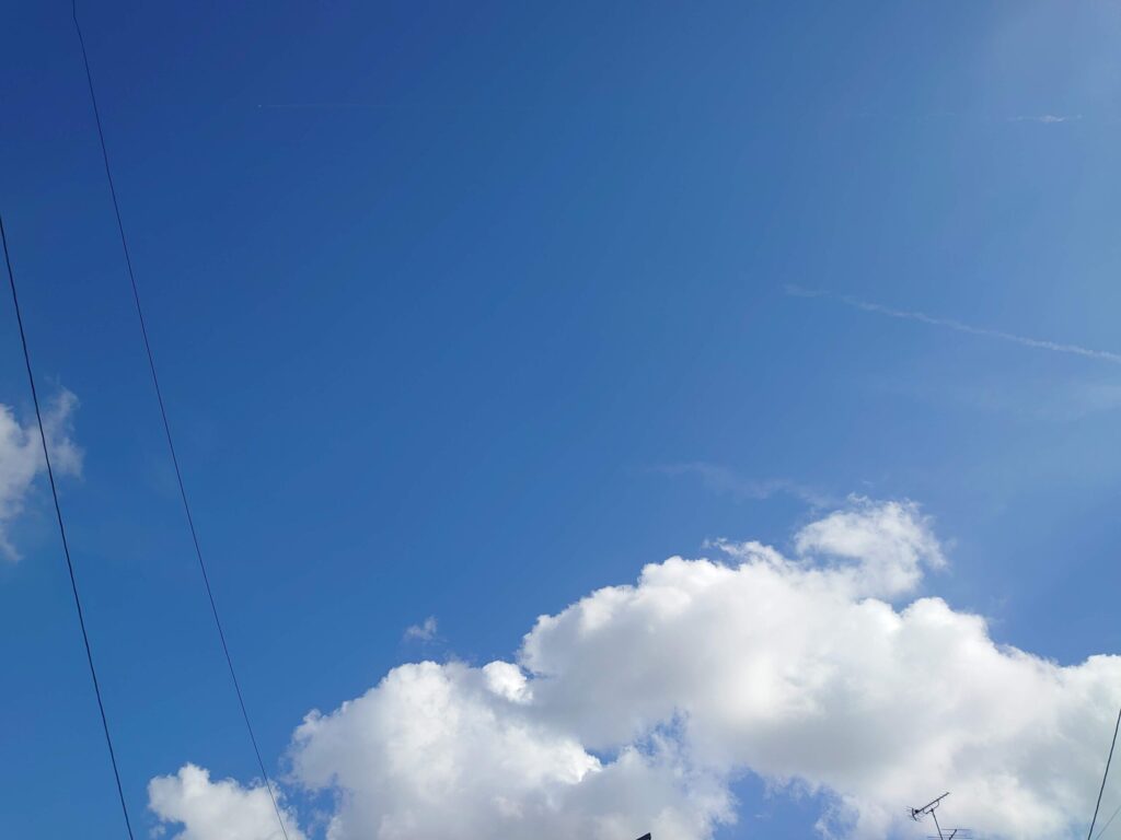 散歩中の空