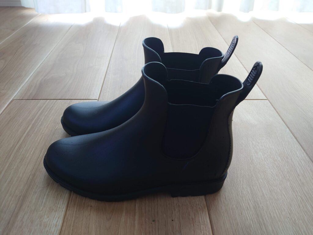 黒のショートのレインブーツ
